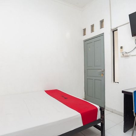Reddoorz Syariah Near Grand Galaxy Park Hotel Ceger Exterior foto