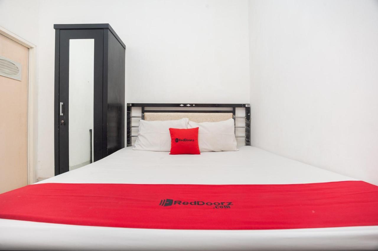 Reddoorz Syariah Near Grand Galaxy Park Hotel Ceger Exterior foto