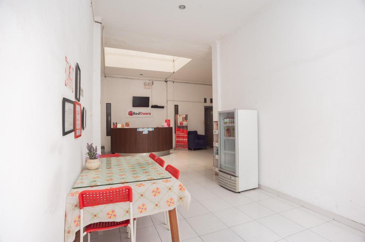 Reddoorz Syariah Near Grand Galaxy Park Hotel Ceger Exterior foto