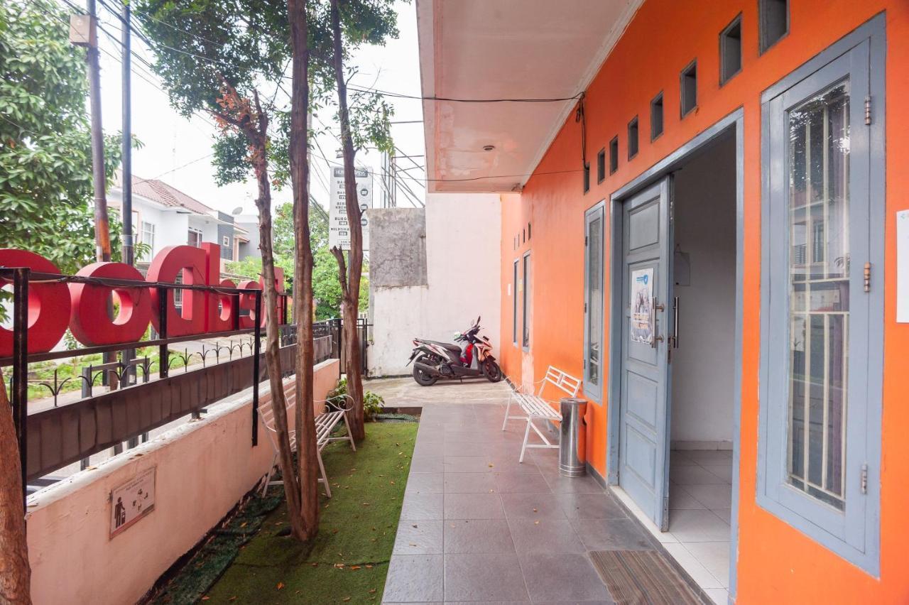 Reddoorz Syariah Near Grand Galaxy Park Hotel Ceger Exterior foto
