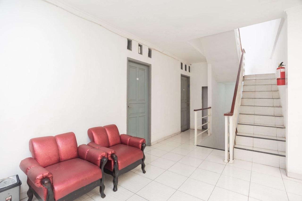 Reddoorz Syariah Near Grand Galaxy Park Hotel Ceger Exterior foto