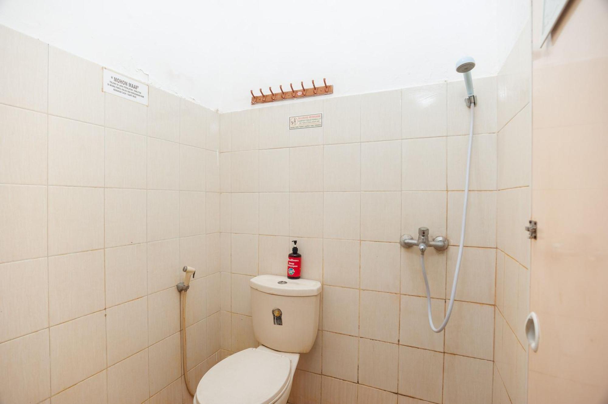 Reddoorz Syariah Near Grand Galaxy Park Hotel Ceger Quarto foto